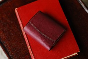 定番　『三つ折り財布』　斜めから正面
